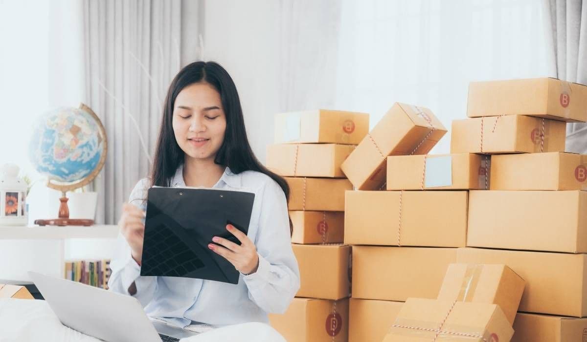 Merchant monitors online sales data