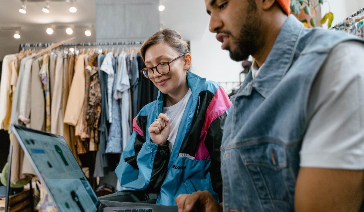Emprendedores observan banner en catálogo de la tienda online