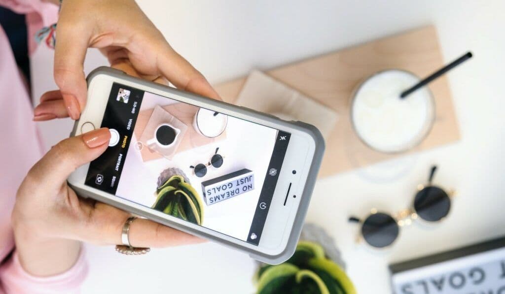 Mujer toma foto de un producto para vender en Instagram Shopping